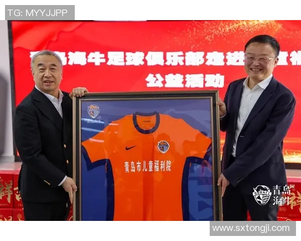 足球明星用手比爱心传递温暖与希望的感人瞬间