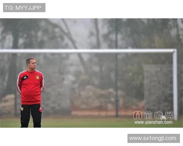 足球明星背影孤独无助的瞬间展现了辉煌背后的落寞与挣扎